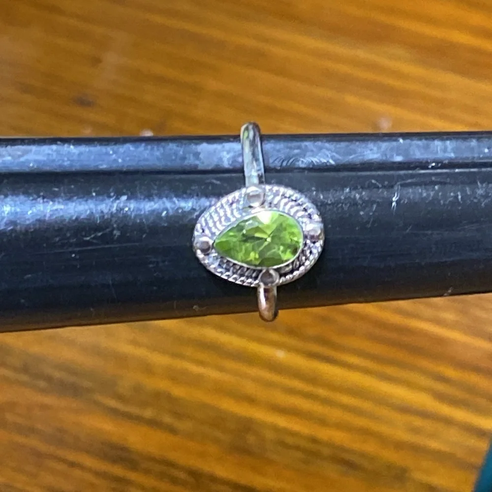 Tear drop faceted peridot & 925 silver ring size 7 1/2